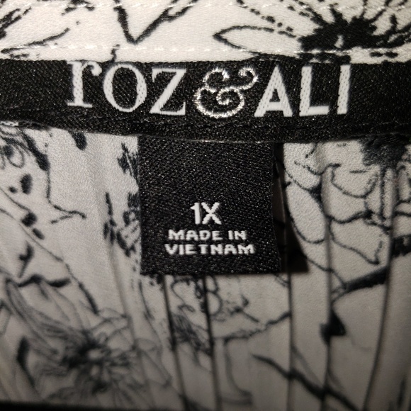 Like New Roz and Ali Black & White Top Size 1X - Picture 5 of 7